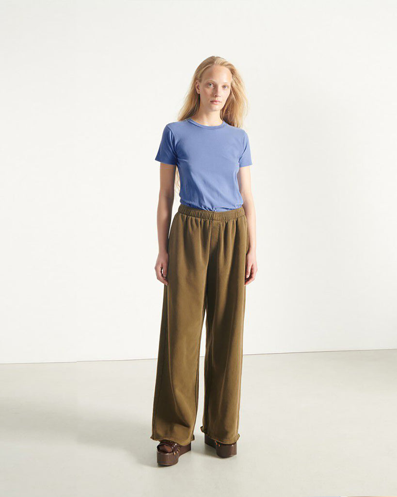 Klasyczny model American Vintage - t-shirt GAMIPY z krótkim rękawem. Posiada okrągły dekolt i delikatnie przylegający fason. Z tyłu bluzka ma gruby szew idący wzdłuż pleców. Idealny do warstwowych stylizacji. Załóż go pod sweter, marynarkę lub wsadź go w spodnie z wysokim stanem. Wykonany z cienkiej i bardzo miękkiej bawełny.&nbsp;