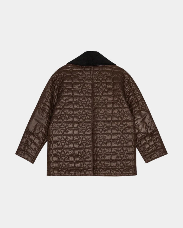 Oversiziowa, przejściowa, pikowana kurtka 0397 GANNI z dużym kołnierzykiem obszytym sztruksem. Posiada dwie, przednie, duże kieszenie z klapkami. Zapinana na zatrzaskowe guziki i zamek błyskawiczny. Kurtka jest pikowana we wzór z logo marki. Wykonana z lekkiej tkaniny z połyskiem.