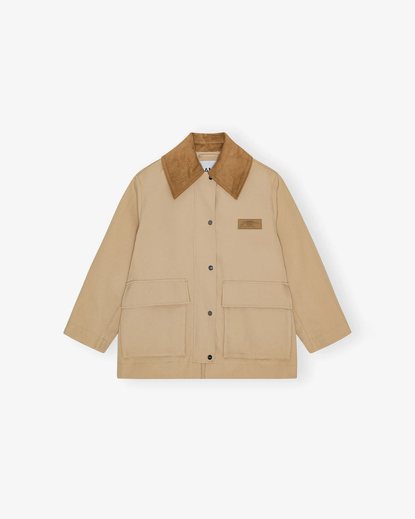 Oversiziowa, przejściowa kurtka 0757 GANNI w stylu worker. Posiada duży kołnierzyk obszyty sztruksem oraz luźne, długie rękawy. Z przodu kurtka ma dwie, duże, prostokątne kieszenie z klapkami. Zapinana na zatrzaskowe guziki i zamek błyskawiczny