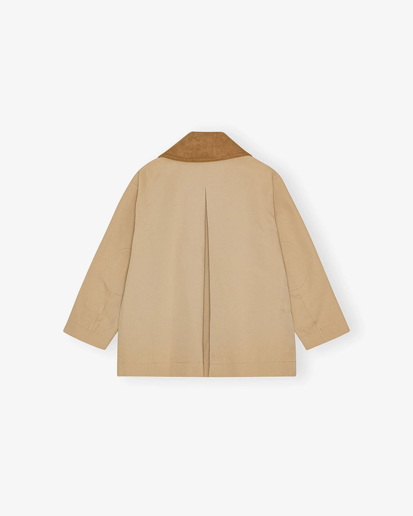 Oversiziowa, przejściowa kurtka 0757 GANNI w stylu worker. Posiada duży kołnierzyk obszyty sztruksem oraz luźne, długie rękawy. Z przodu kurtka ma dwie, duże, prostokątne kieszenie z klapkami. Zapinana na zatrzaskowe guziki i zamek błyskawiczny