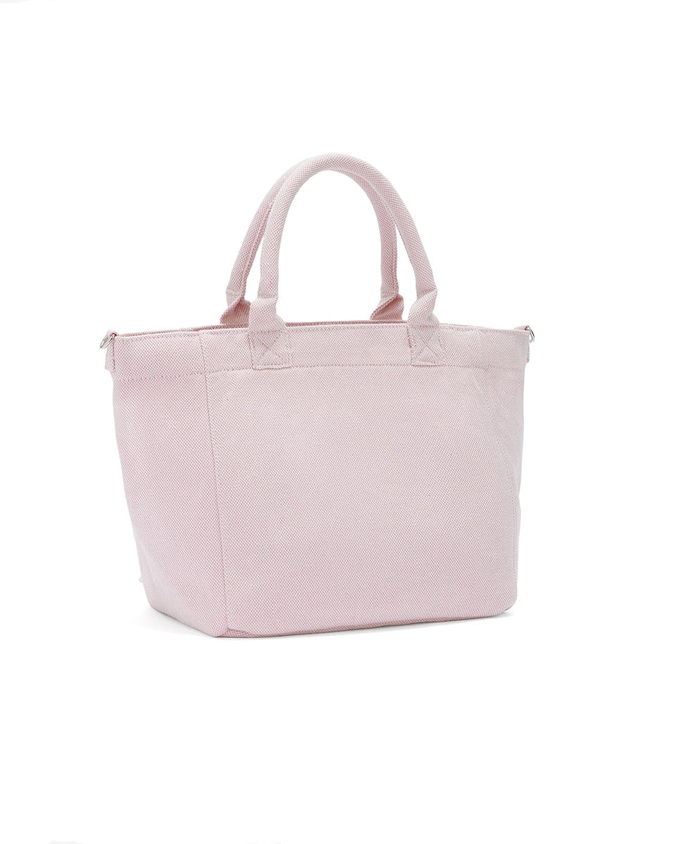 Średniej wielkości, trapezowa, różowa torba shopper 2110 Rasperry GANNI z pluszowym logo marki oraz z uroczym printem z motywem malin. Torba posiada dwie, grube, krótkie rączki do wygodnego trzymania w dłoni oraz odpinany, cienki, długi pasek do wygodnego zawiedzenia na ramieniu. Wewnątrz znajduje się mała kieszonka zapinana na zamek błyskawiczny. Wykonana z grubego, sztywnego, płóciennego materiału.&nbsp;