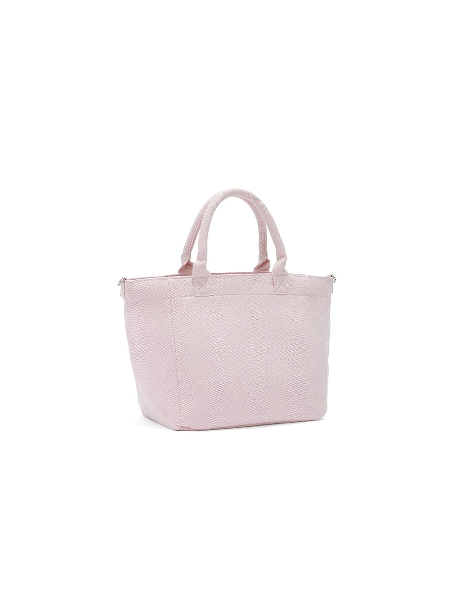 Mała, trapezowa, różowa torba shopper 2110 Rasperry GANNI z pluszowym logo marki oraz z uroczym printem z motywem malin. Torba posiada dwie, grube, krótkie rączki do wygodnego trzymania w dłoni oraz odpinany, cienki, długi pasek do wygodnego zawiedzenia na ramieniu. Wewnątrz znajduje się mała kieszonka zapinana na zamek błyskawiczny. Wykonana z grubego, sztywnego, płóciennego materiału.