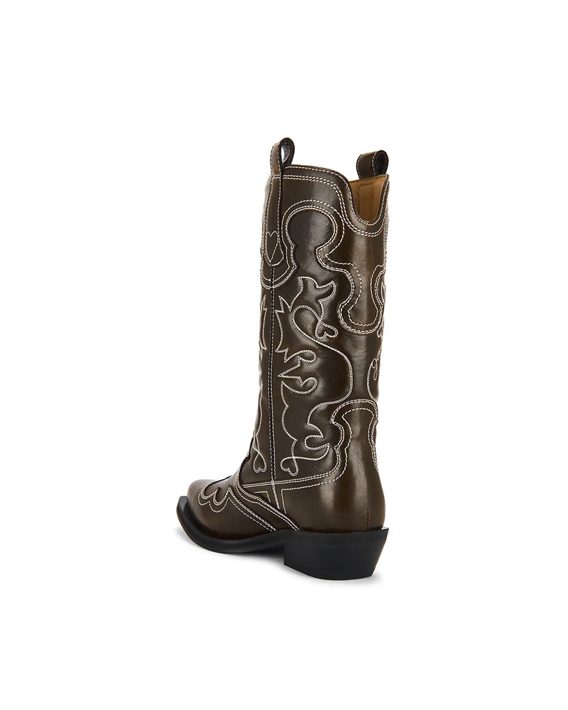 Kowbojki 3112 Western GANNI na niskim, skośnym, wygodnym obcasie i z ostrym, ściętym czubkiem. Dekorowane kontrastowym, pięknym haftem