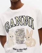 Luźny, bawełniany, biały t-shirt 4238 BASIC COTTON JERSEY ANIMAL GANNI z okrągłym dekoltem i krótkim, szerokim rękawem. Z przodu posiada grafikę uroczych zwierzątek, napis 'Have a nice day' oraz logo GANNI.