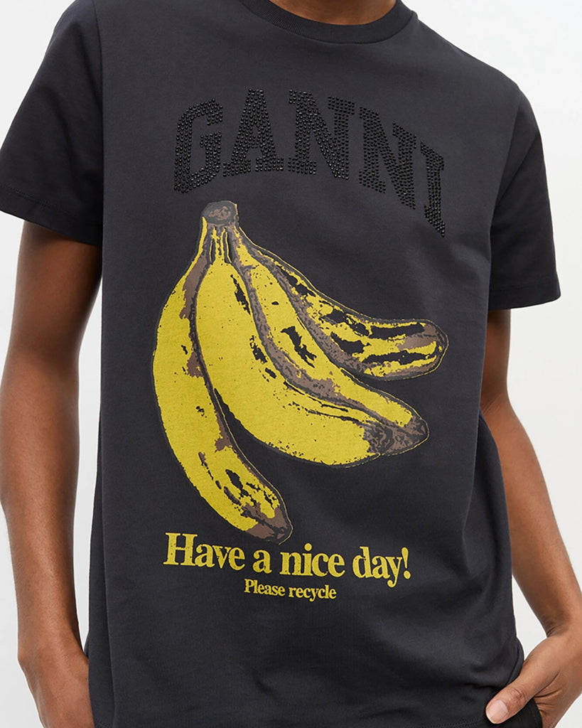 Luźny, bawełniany, ciemnoszary t-shirt 4238 BASIC JERSEY BANANA GANNI z okrągłym dekoltem i krótkim, szerokim rękawem. Z przodu posiada błyszczące, wysadzane kryształami logo GANNI oraz grafikę z motywem&nbsp; banana.