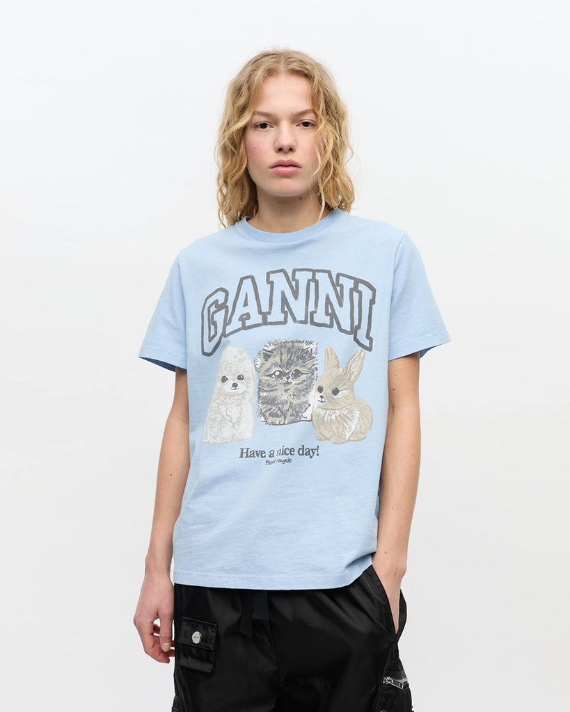 Luźny, bawełniany, niebieski t-shirt 4278 BASIC COTTON JERSEY ANIMAL GANNI z okrągłym dekoltem i krótkim, szerokim rękawem. Z przodu posiada grafikę z uroczymi zwierzątkami, napis 'Have a nice day' oraz logo GANNI. 
