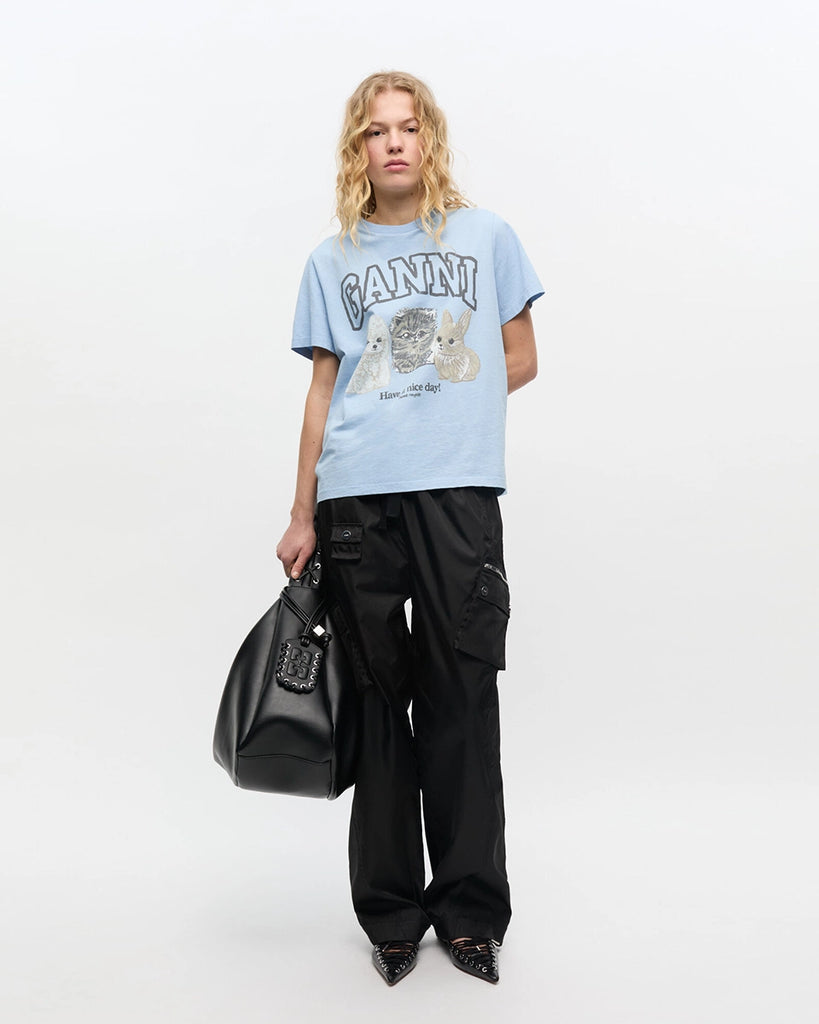 Luźny, bawełniany, niebieski t-shirt 4278 BASIC COTTON JERSEY ANIMAL GANNI z okrągłym dekoltem i krótkim, szerokim rękawem. Z przodu posiada grafikę z uroczymi zwierzątkami, napis 'Have a nice day' oraz logo GANNI. 