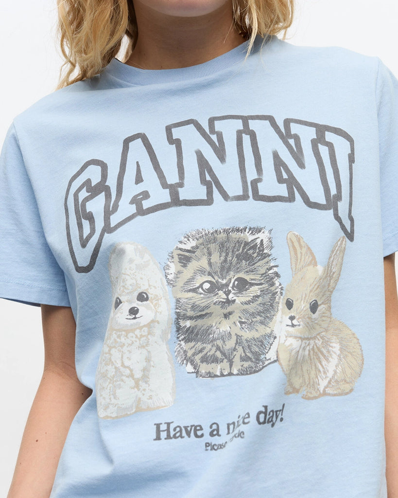 Luźny, bawełniany, niebieski t-shirt 4278 BASIC COTTON JERSEY ANIMAL GANNI z okrągłym dekoltem i krótkim, szerokim rękawem. Z przodu posiada grafikę z uroczymi zwierzątkami, napis 'Have a nice day' oraz logo GANNI. 