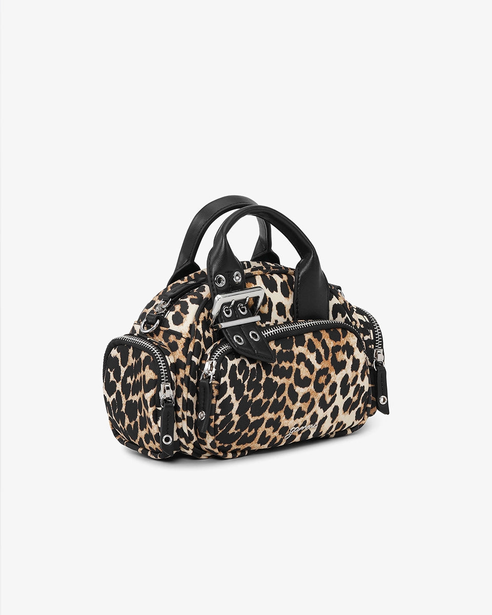 Mała torebka 6740 Bucky Polochon GANNI Leopard w panterkowy print. Zapinana na suwak, posiada jedną kieszeń z przodu, dwie kieszenie boczne i srebrne logo marki.