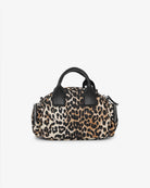 Mała torebka 6740 Bucky Polochon GANNI Leopard w panterkowy print. Zapinana na suwak, posiada jedną kieszeń z przodu, dwie kieszenie boczne i srebrne logo marki.