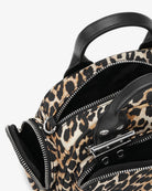 Mała torebka 6740 Bucky Polochon GANNI Leopard w panterkowy print. Zapinana na suwak, posiada jedną kieszeń z przodu, dwie kieszenie boczne i srebrne logo marki.