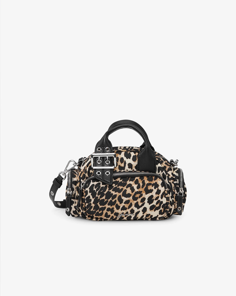 Mała torebka 6740 Bucky Polochon GANNI Leopard w panterkowy print. Zapinana na suwak, posiada jedną kieszeń z przodu, dwie kieszenie boczne i srebrne logo marki.