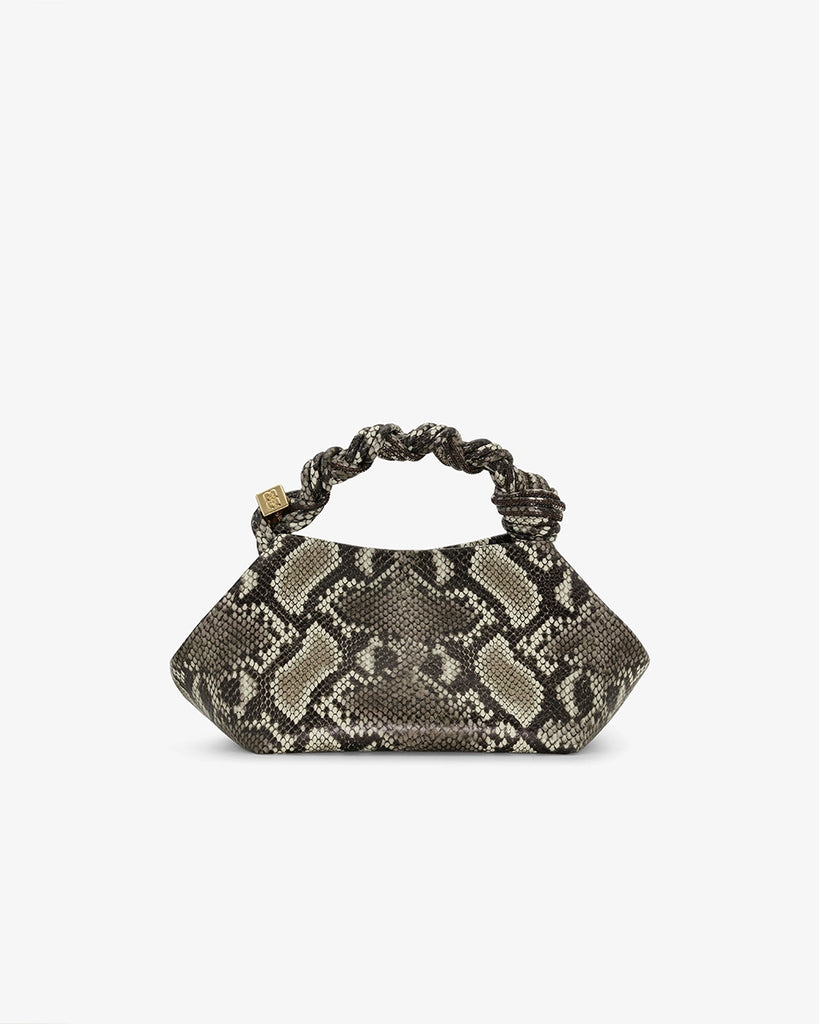 Niewielka torebka Bou Small 6758 GANNI w wężowy print o trapezowym kształcie z plecioną, krótką rączką i odpinanym długim, cienkim paskiem o regulowanej długości.