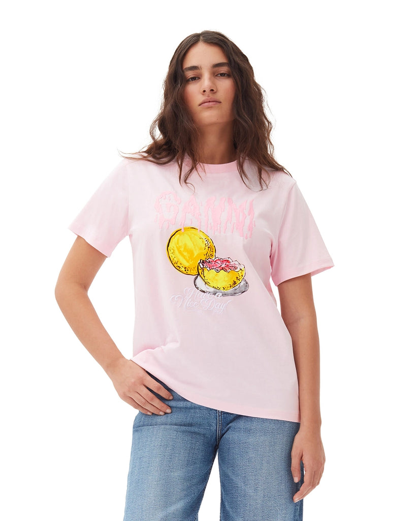 Luźny, różowy T-shirt 4006 BASIC JERSEY GRAPEFRUIT GANNI  z krótkim rękawem i okrągłym dekoltem. Z przodu posiada duży nadruk z logo GANNI i z grejfrutami.