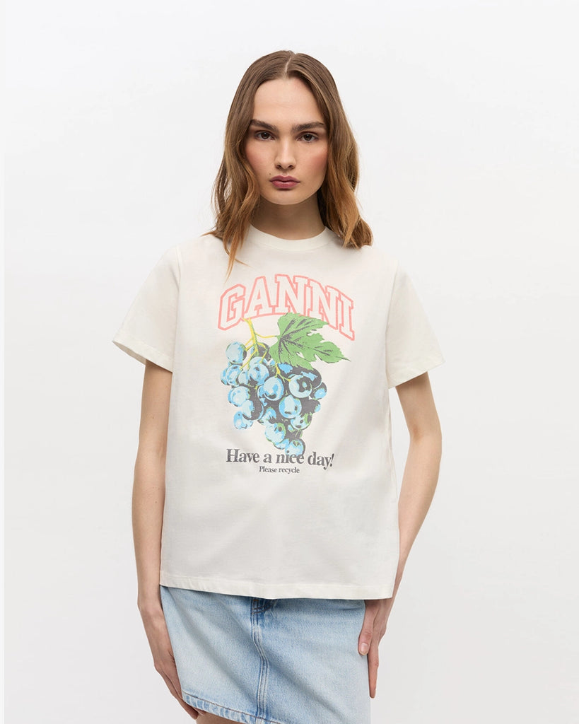 Luźny, bawełniany t-shirt 4278 BASIC COTTON JERSEY GRAPES GANNI z okrągłym dekoltem i krótkim, szerokim rękawem. Z przodu posiada grafikę z winogronami, napis 'Have a nice day' oraz logo GANNI. 