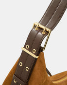 Duża, zamszowa torba w kolorze karmelowym Hobo Belt Medium GANNI z szeroki, regulowanym paskiem z podwójnymi "oczkami" i złotymi detalami. Zapinana na zamek błyskawiczny. Z przodu posiada niewielkie, złote logo marki. Wewnątrz obszyta podszewką. W środku posiada niewielką, zapinaną na zamek kieszonkę na najważniejsze drobiazgi.