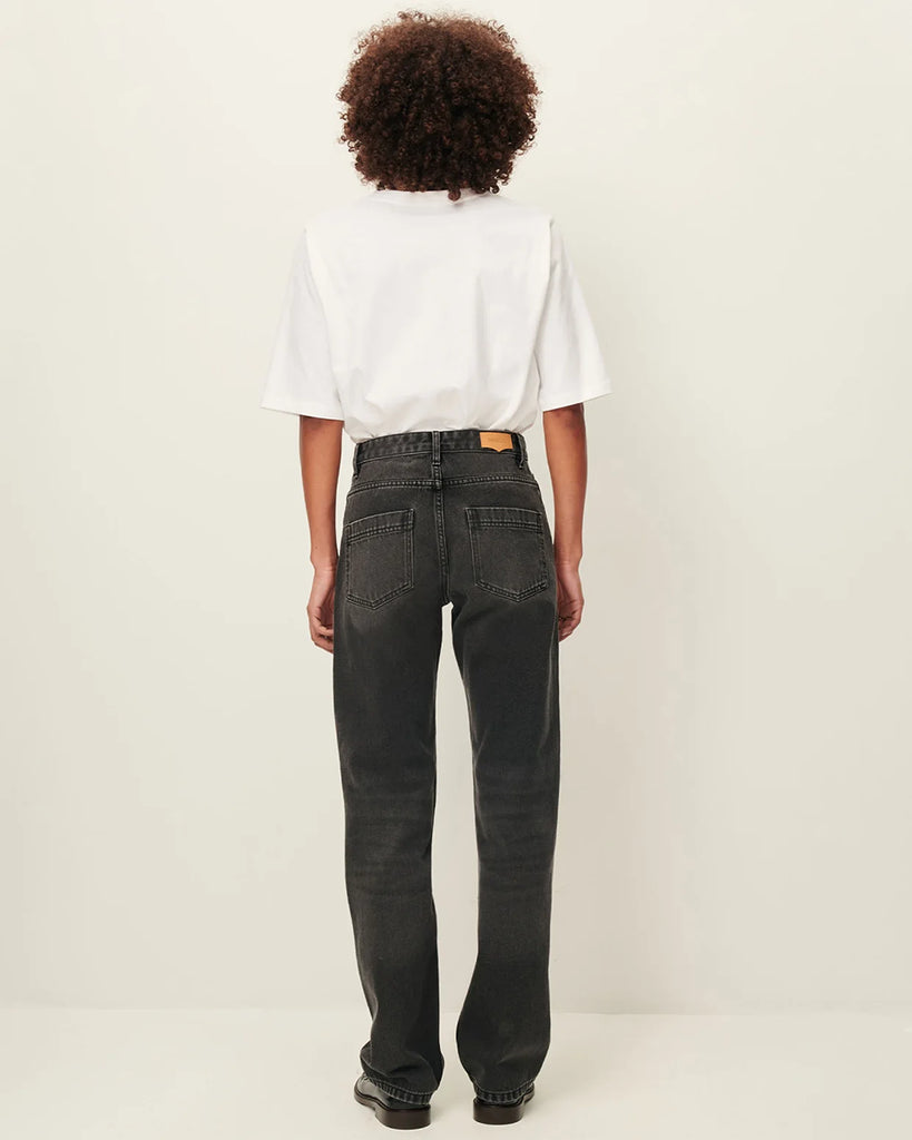 Długie Jeansy Garett Wash marki Sessun w kolorze szarym, ze średnim stanem i prostą, wydłużoną nogawką. Zapinane na ukryte guziki. Mają kieszenie z przodu oraz z tyłu i wytłoczoną, skórzaną naszywkę z logo marki. Wykonane są z grubego denimu stonewash.