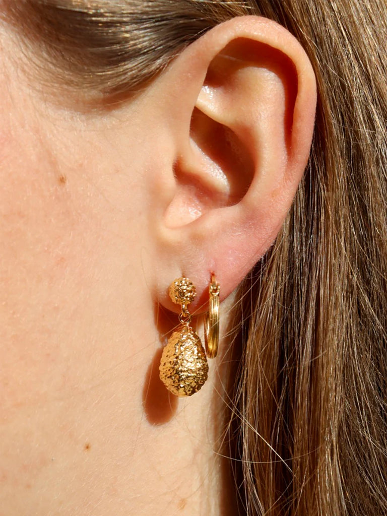 Piękne kolczyki-sztyfty Gigi Gołd Pico Copenhagen z uroczymi detalami.&nbsp;

Bez niklu.

Kolczyki nie podlegają zwrotom ani wymianom ze względów higienicznych.