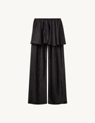 Luźne, proste spodnie Gilian Peplum Black marki The Garment z szerokimi nogawkami i elastyczną gumką. Najbardziej charakterystycznym elementem jest doszyta w pasie baskinka. Materiał jest półtransparentny, co nadaje spodniom eterycznego, nowoczesnego charakteru. Wykonane z tkaniny z wiskozą.

-Baskinka doszyta w pasie

-Luźny, prosty krój

-Zamów spodnie w swoim standardowym rozmiarze
