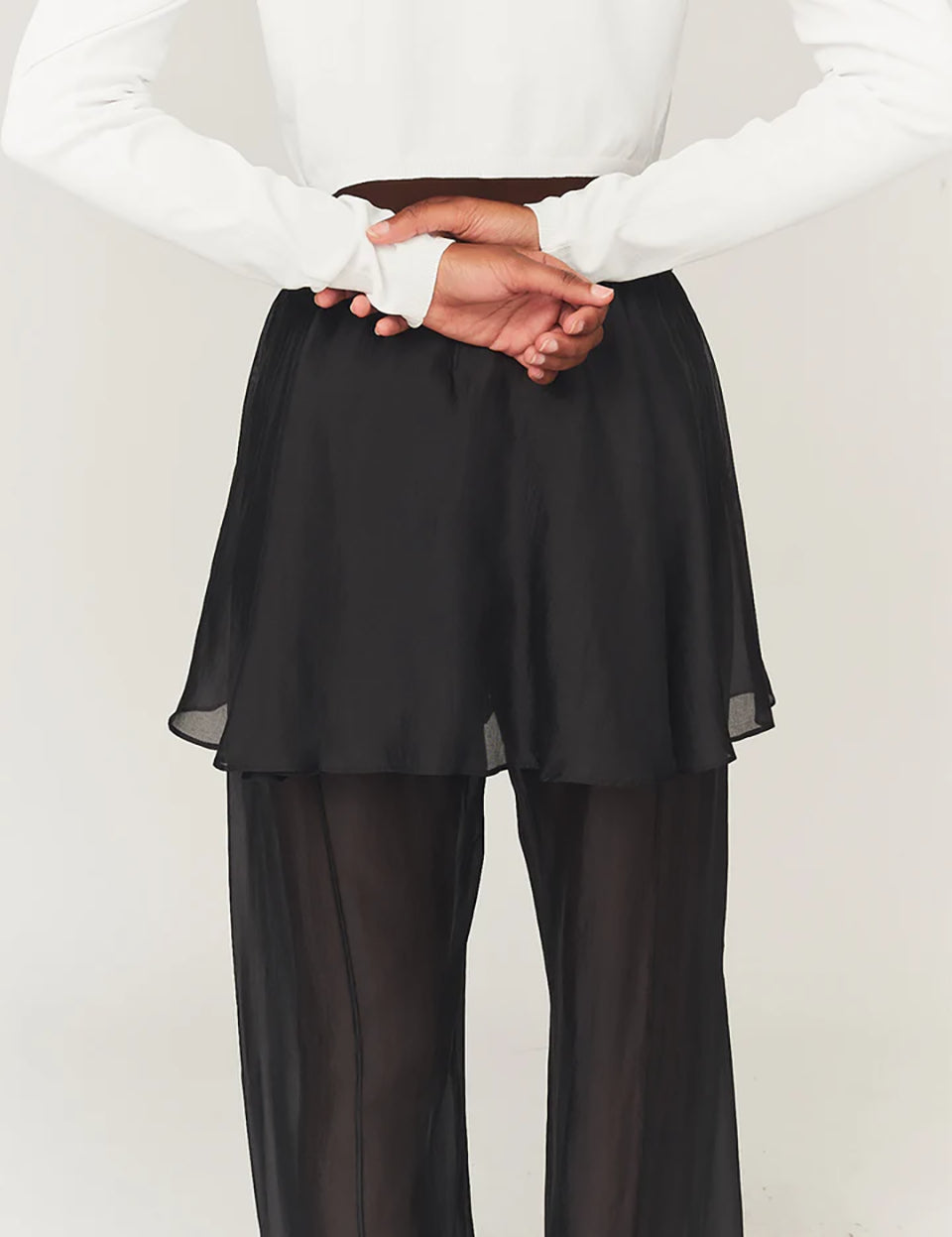 Luźne, proste spodnie Gilian Peplum Black marki The Garment z szerokimi nogawkami i elastyczną gumką. Najbardziej charakterystycznym elementem jest doszyta w pasie baskinka. Materiał jest półtransparentny, co nadaje spodniom eterycznego, nowoczesnego charakteru. Wykonane z tkaniny z wiskozą.

-Baskinka doszyta w pasie

-Luźny, prosty krój

-Zamów spodnie w swoim standardowym rozmiarze