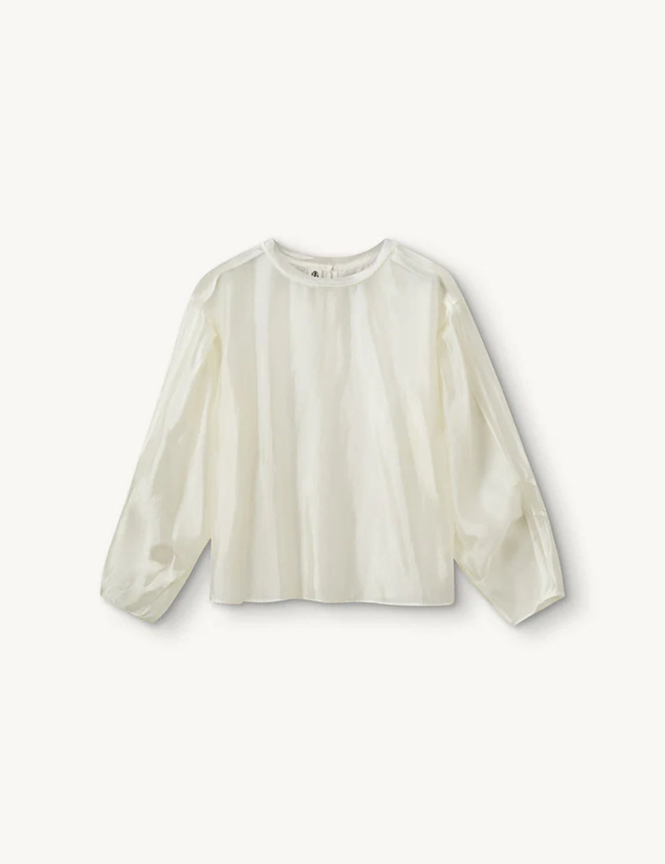 Luźna, kremowa bluzka Gilian Cream marki The Garment z okrągłym dekoltem i szerokimi rękawami o obniżonej linii ramion, zakończone mankietami. Z tyłu widoczne jest eleganckie wycięcie w kształcie łezki, zapinane na guzik. Bluzka wykonana jest z bardzo cienkiego, półtransparentnego materiału o delikatnym połysku.&nbsp;

-Luźny krój

-Cienki materiał o delikatnym połysku

-Zamów bluzkę w swoim standardowym rozmiarze&nbsp;