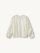 Luźna, kremowa bluzka Gilian Cream marki The Garment z okrągłym dekoltem i szerokimi rękawami o obniżonej linii ramion, zakończone mankietami. Z tyłu widoczne jest eleganckie wycięcie w kształcie łezki, zapinane na guzik. Bluzka wykonana jest z bardzo cienkiego, półtransparentnego materiału o delikatnym połysku.&nbsp;

-Luźny krój

-Cienki materiał o delikatnym połysku

-Zamów bluzkę w swoim standardowym rozmiarze&nbsp;