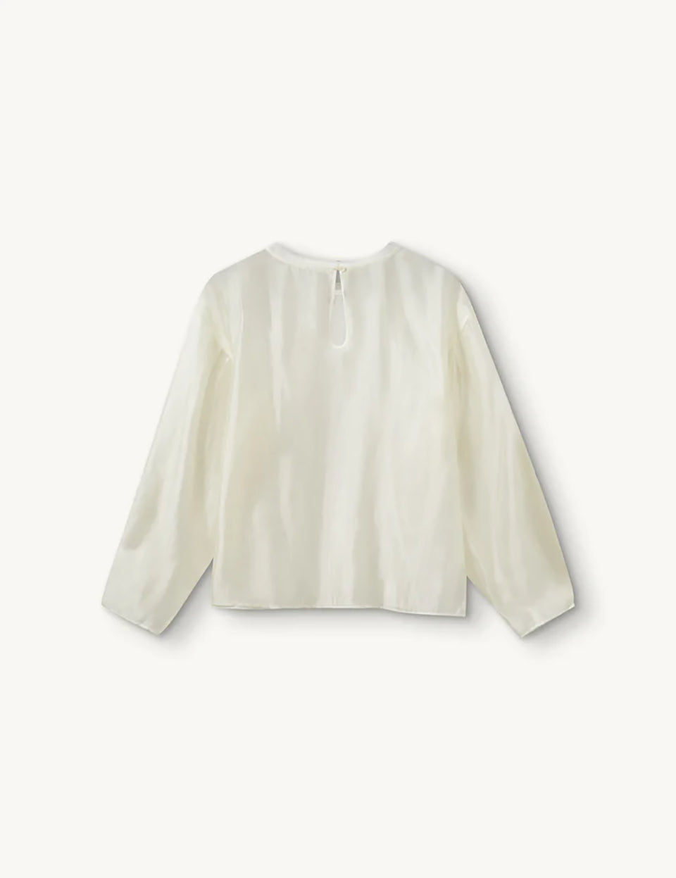 Luźna, kremowa bluzka Gilian Cream marki The Garment z okrągłym dekoltem i szerokimi rękawami o obniżonej linii ramion, zakończone mankietami. Z tyłu widoczne jest eleganckie wycięcie w kształcie łezki, zapinane na guzik. Bluzka wykonana jest z bardzo cienkiego, półtransparentnego materiału o delikatnym połysku.&nbsp;

-Luźny krój

-Cienki materiał o delikatnym połysku

-Zamów bluzkę w swoim standardowym rozmiarze&nbsp;