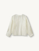 Luźna, kremowa bluzka Gilian Cream marki The Garment z okrągłym dekoltem i szerokimi rękawami o obniżonej linii ramion, zakończone mankietami. Z tyłu widoczne jest eleganckie wycięcie w kształcie łezki, zapinane na guzik. Bluzka wykonana jest z bardzo cienkiego, półtransparentnego materiału o delikatnym połysku.&nbsp;

-Luźny krój

-Cienki materiał o delikatnym połysku

-Zamów bluzkę w swoim standardowym rozmiarze&nbsp;