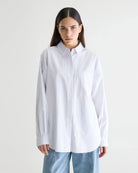 Oversizowa koszula Giorgia Stripe-A marki BELLEROSE z kołnierzykiem, obniżonymi ramionami i naszytą kieszenią na piersi. Posiada długie rękawy z mankietami zapinanymi na guziki. Wykonana z białej, bawełnianej popeliny w jasnoniebieskie i różowe paski. Zapinana na guziki.&nbsp;

-Luźny krój. Wybierz swój zwykły rozmiar lub mniejszy, jeśli chcesz uzyskać bardziej dopasowany look.