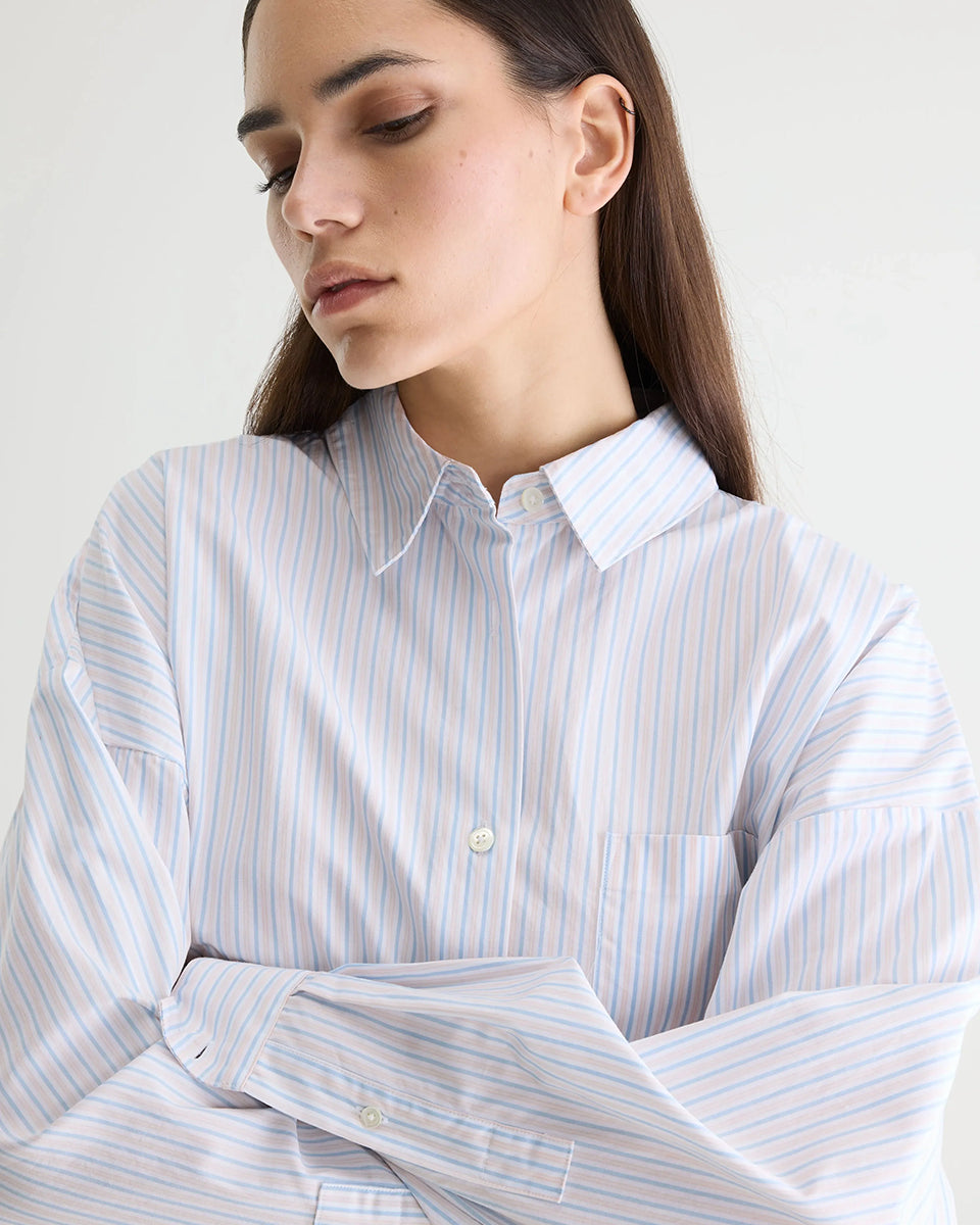 Oversizowa koszula Giorgia Stripe-A marki BELLEROSE z kołnierzykiem, obniżonymi ramionami i naszytą kieszenią na piersi. Posiada długie rękawy z mankietami zapinanymi na guziki. Wykonana z białej, bawełnianej popeliny w jasnoniebieskie i różowe paski. Zapinana na guziki.&nbsp;

-Luźny krój. Wybierz swój zwykły rozmiar lub mniejszy, jeśli chcesz uzyskać bardziej dopasowany look.