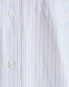 Oversizowa koszula Giorgia Stripe-A marki BELLEROSE z kołnierzykiem, obniżonymi ramionami i naszytą kieszenią na piersi. Posiada długie rękawy z mankietami zapinanymi na guziki. Wykonana z białej, bawełnianej popeliny w jasnoniebieskie i różowe paski. Zapinana na guziki.&nbsp;

-Luźny krój. Wybierz swój zwykły rozmiar lub mniejszy, jeśli chcesz uzyskać bardziej dopasowany look.