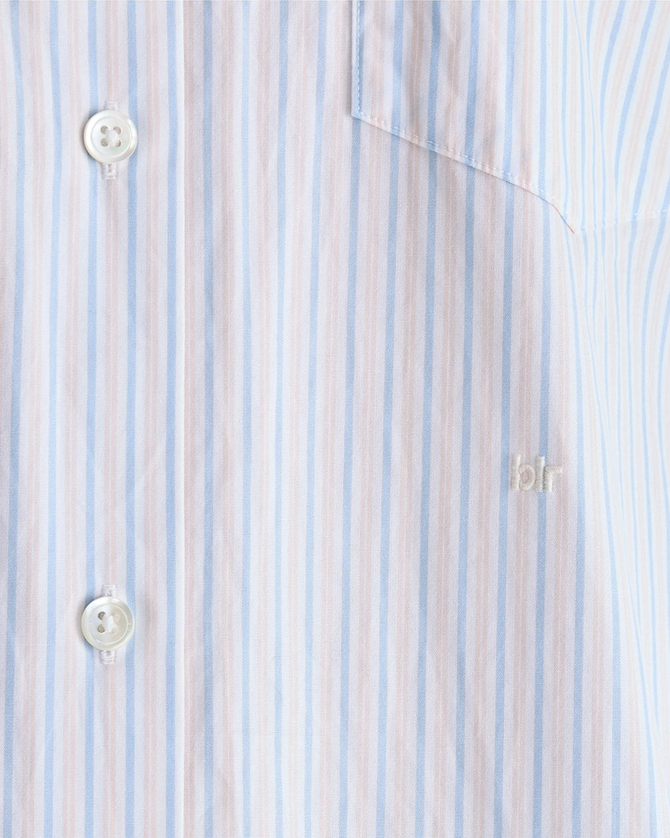 Oversizowa koszula Giorgia Stripe-A marki BELLEROSE z kołnierzykiem, obniżonymi ramionami i naszytą kieszenią na piersi. Posiada długie rękawy z mankietami zapinanymi na guziki. Wykonana z białej, bawełnianej popeliny w jasnoniebieskie i różowe paski. Zapinana na guziki.&nbsp;

-Luźny krój. Wybierz swój zwykły rozmiar lub mniejszy, jeśli chcesz uzyskać bardziej dopasowany look.