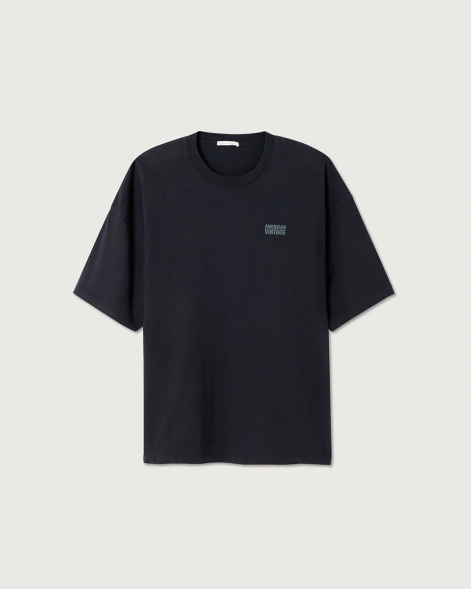 Luźny, długi T-shirt GIX02 American Vintage Noir o opływowym kroju. Ma okrągły dekolt, krótki rękaw i swobodny wygląd. Na piersi posiada niewielkie, nadrukowane logo marki. Wykonany z miękkiej bawełny. Idealnie pasuje do spodni dresowych lub jeansów.

-Fason ONE SIZE