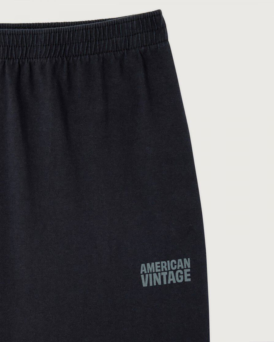 Luźne, długie spodnie dresowe GIX05 Noir American Vintage z elastyczną talią i prostymi nogawkami. Mają bardzo obszerny krój. Z przodu posiadają nadruk z logo marki. Wykonane z gładkiej, grubej, szczotkowanej bawełny, która jest bardzo przyjemna w dotyku.&nbsp;

-Luźny fason

-Elastyczna talia

-Nadruk z logo American Vintage