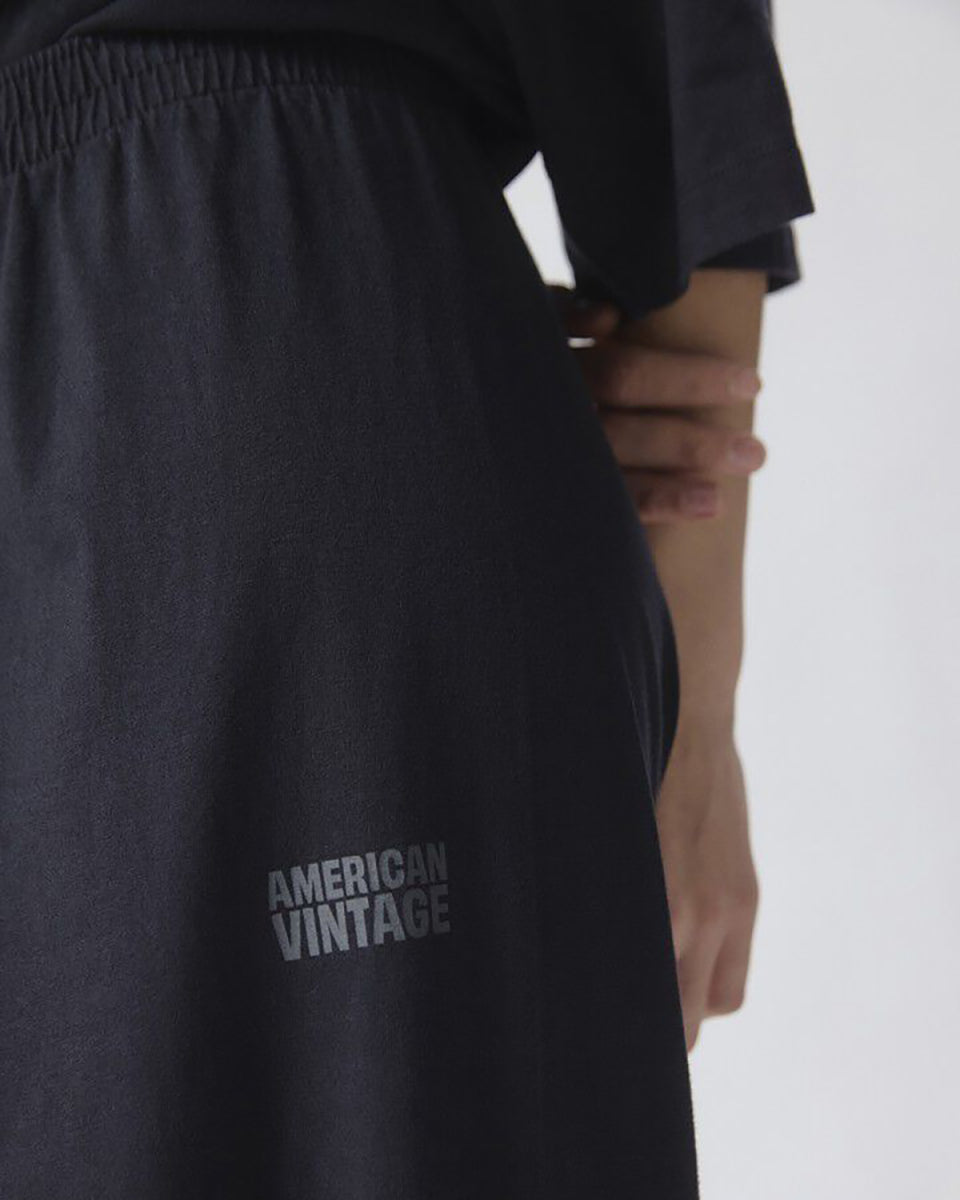 Luźne, długie spodnie dresowe GIX05 Noir American Vintage z elastyczną talią i prostymi nogawkami. Mają bardzo obszerny krój. Z przodu posiadają nadruk z logo marki. Wykonane z gładkiej, grubej, szczotkowanej bawełny, która jest bardzo przyjemna w dotyku.&nbsp;

-Luźny fason

-Elastyczna talia

-Nadruk z logo American Vintage