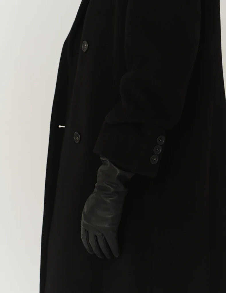 Eleganckie, skórzane rękawiczki TG Black sięgające do łokci. Wykonane z najlepszej jakości miękkiej skóry koziej. Są wyrazistym dodatkiem, który udoskonali Twoją garderobę na specjalną okazję.&nbsp;