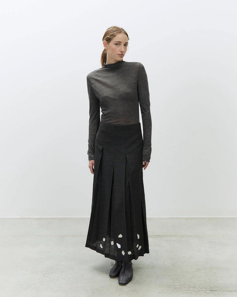 Długa, plisowana spódnica Gonna Carbone z rozkloszowanym dołem i dopasowaną talią z wysokim stanem. U dołu zdobiona jest ręcznie wyszywanym haftem. Zapinana z boku na zamek błyskawiczny. Wykonana jest z mieszanki z wełną.&nbsp;