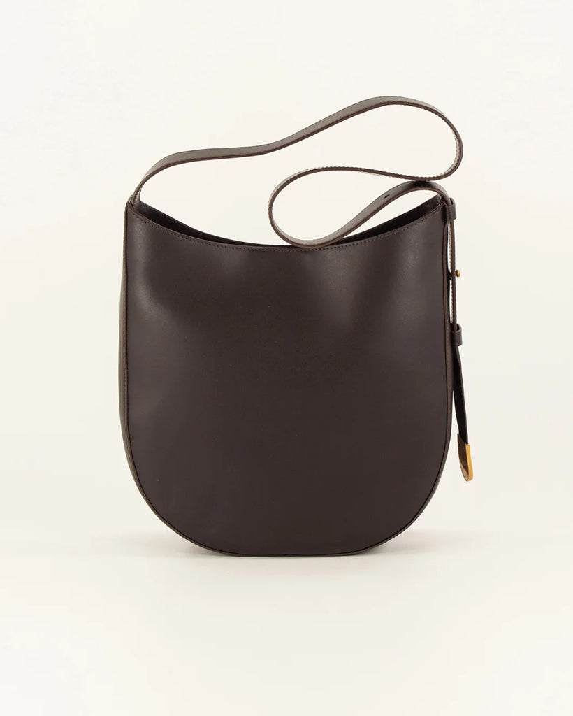 Brązowa, skórzana torba Grandę Amo Deep Coffea francuskiej marki Sessun z regulowanym paskiem na ramię. Pasek ma metalowe zakończenie z grawerunkiem marki. Torba ma jedną, centralną komorę z wewnętrzną kieszenią zapinaną na zamek. Zapinana na zatrzask.&nbsp;