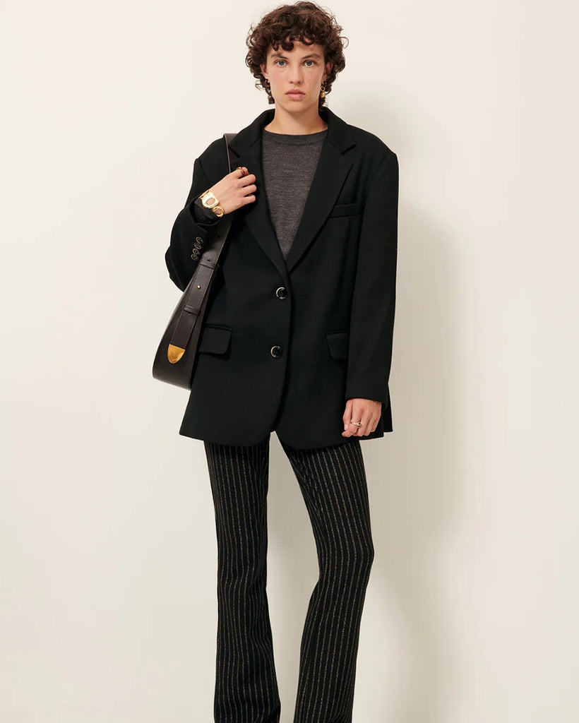 Brązowa, skórzana torba Grandę Amo Deep Coffea francuskiej marki Sessun z regulowanym paskiem na ramię. Pasek ma metalowe zakończenie z grawerunkiem marki. Torba ma jedną, centralną komorę z wewnętrzną kieszenią zapinaną na zamek. Zapinana na zatrzask.&nbsp;