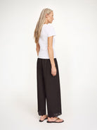 Eleganckie, lekkie spodnie Gretana Black By Malene Birger z dopasowaną gumką w pasie i szerokimi nogawkami. Dół nogawek zdobią delikatne hafty angielskie dodające subtelnego, kobiecego charakteru. Wykonane z bawełny organicznej. Idealnie sprawdzą się do casualowych stylizacji.

-Luźny krój

-Delikatne hafty angielskie&nbsp;

-Zamów spodnie w rozmiarze, który zazwyczaj nosisz