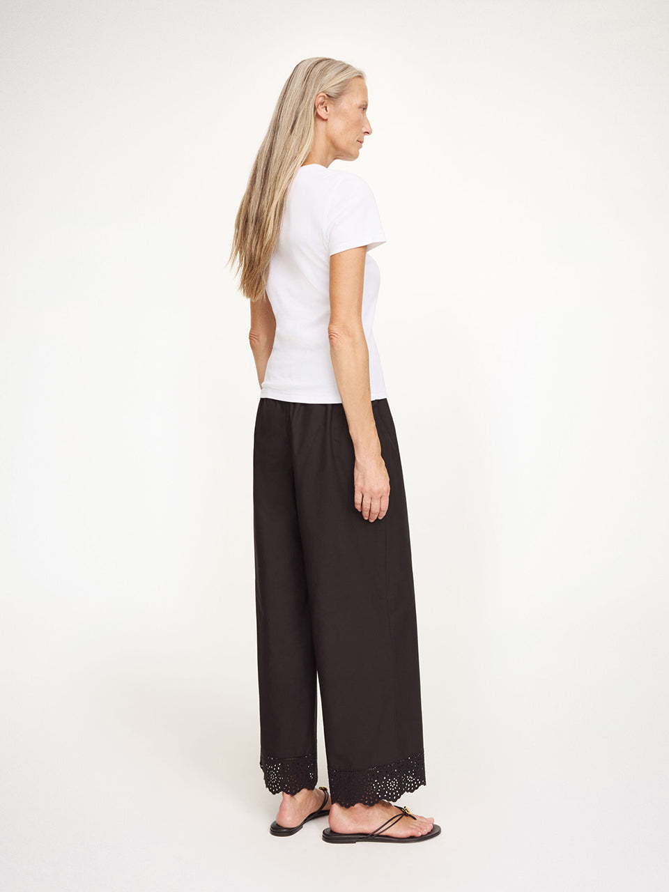 Eleganckie, lekkie spodnie Gretana Black By Malene Birger z dopasowaną gumką w pasie i szerokimi nogawkami. Dół nogawek zdobią delikatne hafty angielskie dodające subtelnego, kobiecego charakteru. Wykonane z bawełny organicznej. Idealnie sprawdzą się do casualowych stylizacji.

-Luźny krój

-Delikatne hafty angielskie&nbsp;

-Zamów spodnie w rozmiarze, który zazwyczaj nosisz