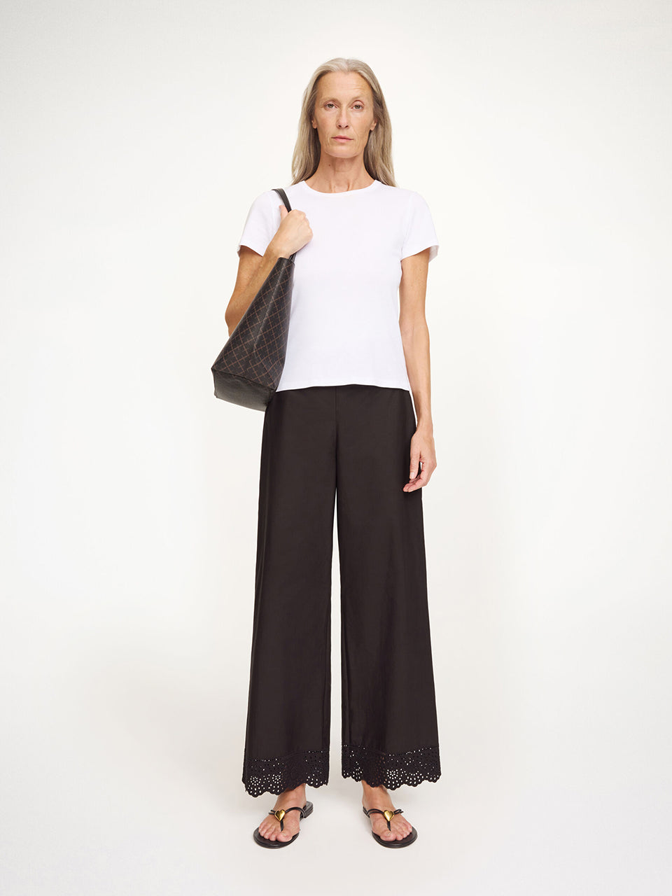 Eleganckie, lekkie spodnie Gretana Black By Malene Birger z dopasowaną gumką w pasie i szerokimi nogawkami. Dół nogawek zdobią delikatne hafty angielskie dodające subtelnego, kobiecego charakteru. Wykonane z bawełny organicznej. Idealnie sprawdzą się do casualowych stylizacji.

-Luźny krój

-Delikatne hafty angielskie&nbsp;

-Zamów spodnie w rozmiarze, który zazwyczaj nosisz