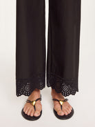 Eleganckie, lekkie spodnie Gretana Black By Malene Birger z dopasowaną gumką w pasie i szerokimi nogawkami. Dół nogawek zdobią delikatne hafty angielskie dodające subtelnego, kobiecego charakteru. Wykonane z bawełny organicznej. Idealnie sprawdzą się do casualowych stylizacji.

-Luźny krój

-Delikatne hafty angielskie&nbsp;

-Zamów spodnie w rozmiarze, który zazwyczaj nosisz