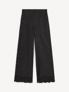 Eleganckie, lekkie spodnie Gretana Black By Malene Birger z dopasowaną gumką w pasie i szerokimi nogawkami. Dół nogawek zdobią delikatne hafty angielskie dodające subtelnego, kobiecego charakteru. Wykonane z bawełny organicznej. Idealnie sprawdzą się do casualowych stylizacji.

-Luźny krój

-Delikatne hafty angielskie&nbsp;

-Zamów spodnie w rozmiarze, który zazwyczaj nosisz