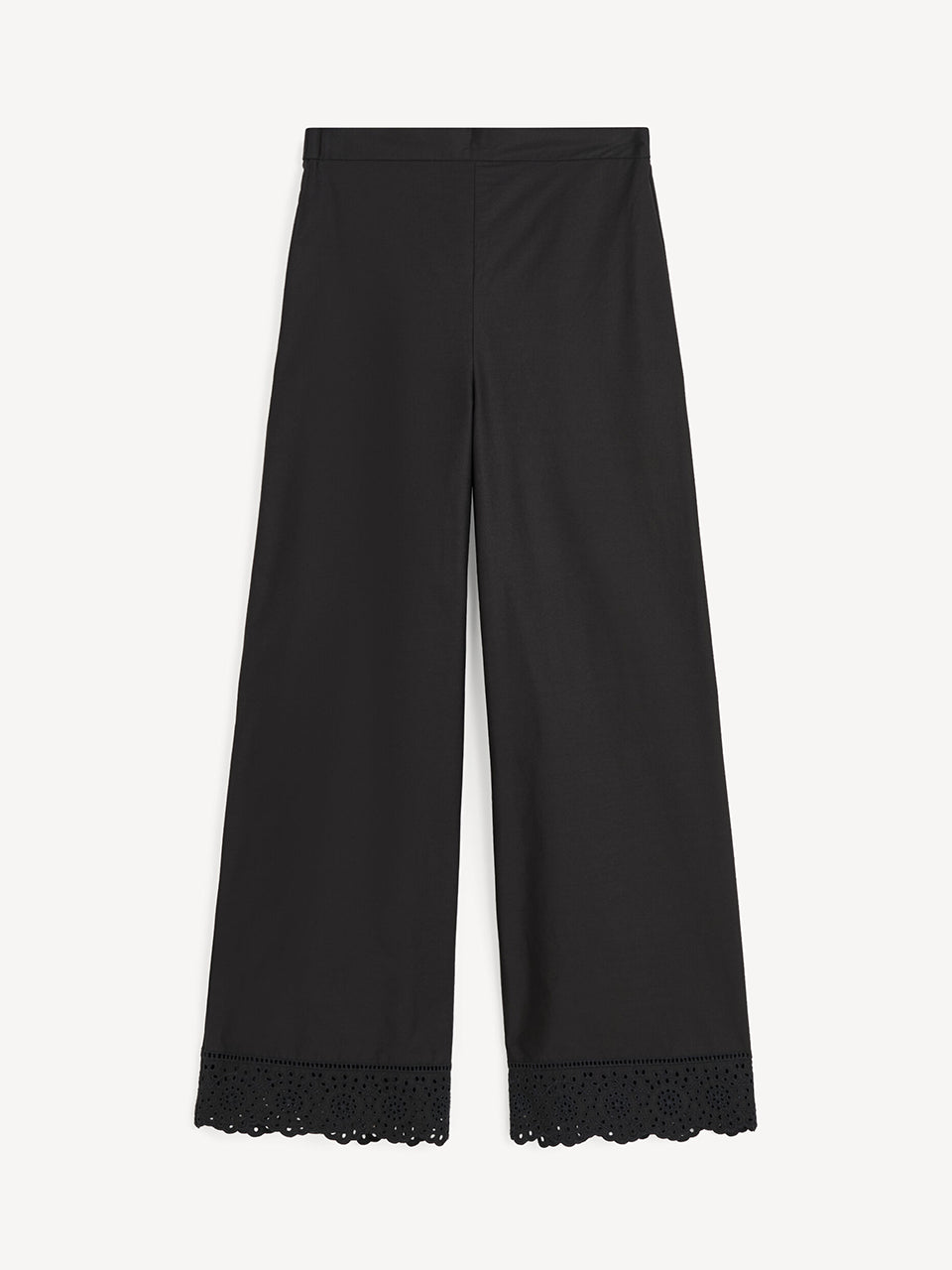 Eleganckie, lekkie spodnie Gretana Black By Malene Birger z dopasowaną gumką w pasie i szerokimi nogawkami. Dół nogawek zdobią delikatne hafty angielskie dodające subtelnego, kobiecego charakteru. Wykonane z bawełny organicznej. Idealnie sprawdzą się do casualowych stylizacji.

-Luźny krój

-Delikatne hafty angielskie&nbsp;

-Zamów spodnie w rozmiarze, który zazwyczaj nosisz