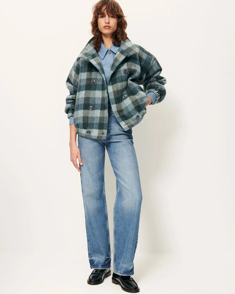 Krótki, elastyczny płaszcz Harlow Smocky Blue z miękkiej, puszystej wełny o podwójnym splocie w kratę, tkanej we Włoszech. Ma wysoki kołnierz z zapięciem na guzik, kieszenie z patką oraz ściągacz na dole i przy mankietach. Zapięcie dwurzędowe.&nbsp;