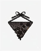 Haftowana chusta na głowę Cotton Crochet Black marki GANNI w pięknym, czerwonym kolorze, z kwiatami i logo marki. Wykonana z bawełny organicznej.