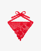 Haftowana chusta na głowę Cotton Crochet Goji Berry marki GANNI w pięknym, czerwonym kolorze, z kwiatami i logo marki. Wykonana z bawełny organicznej.