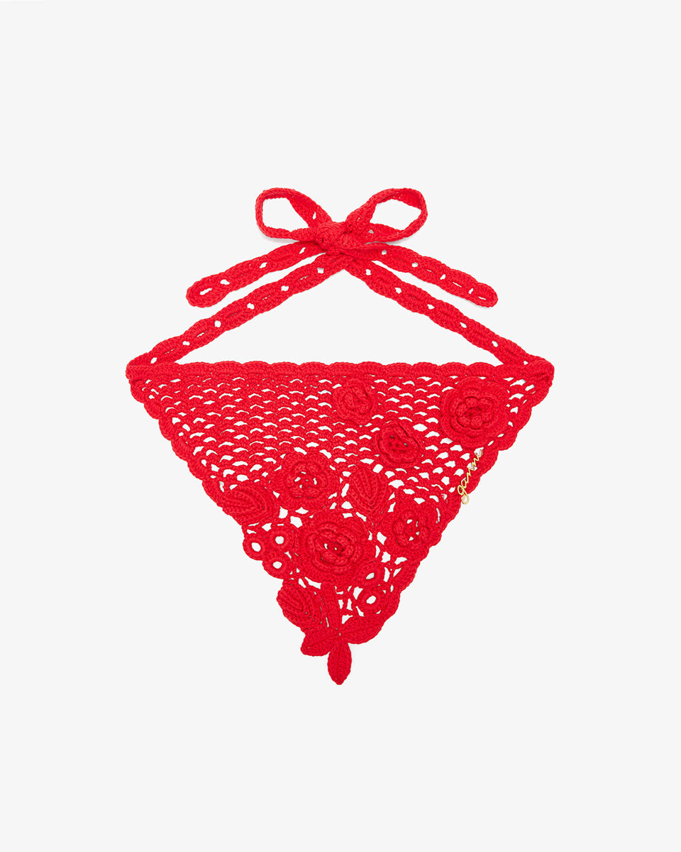Haftowana chusta na głowę Cotton Crochet Goji Berry marki GANNI w pięknym, czerwonym kolorze, z kwiatami i logo marki. Wykonana z bawełny organicznej.