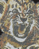 Oversizowy, ciemnoszary, bawełniany T-shirt Tiger Caviar GANNI Phantom z okrągłym dekoltem i krótkim, szerokim rękawem. Z przodu posiada kryształkową grafikę tygrysa oraz kryształkowe logo GANNI. Wykonany z grubej i miękkiej bawełny organicznej. Idealny z jeansami lub spódnicą.

-100% bawełna organiczna

-Fason OVERSIZE - jeśli chcesz uzyskać oversizowy efekt zamów koszulkę w swoim standardowym rozmiarze. Jeśli chcesz żeby był luźny, ale nieco bardziej przylegający - zamów go w mniejszym rozmiarze
